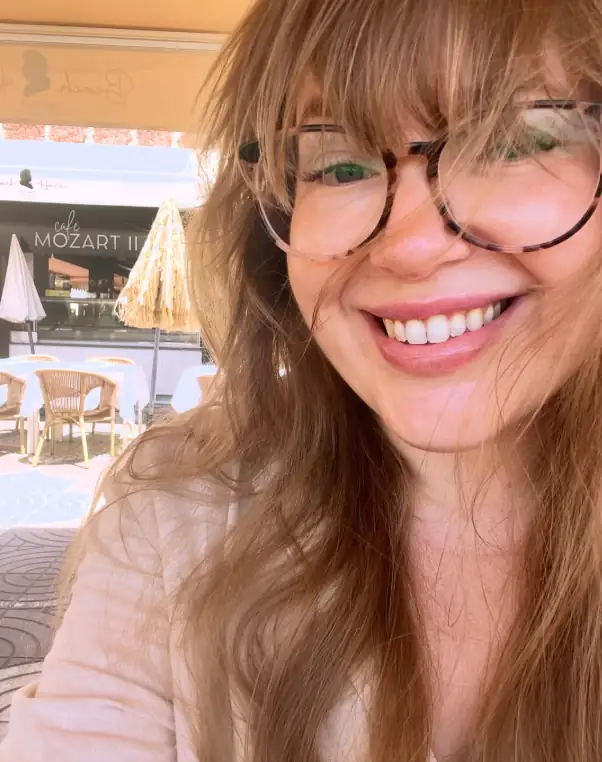 Maxime Rose Lanman, fundadora de United by Language, sonriendo en una terraza